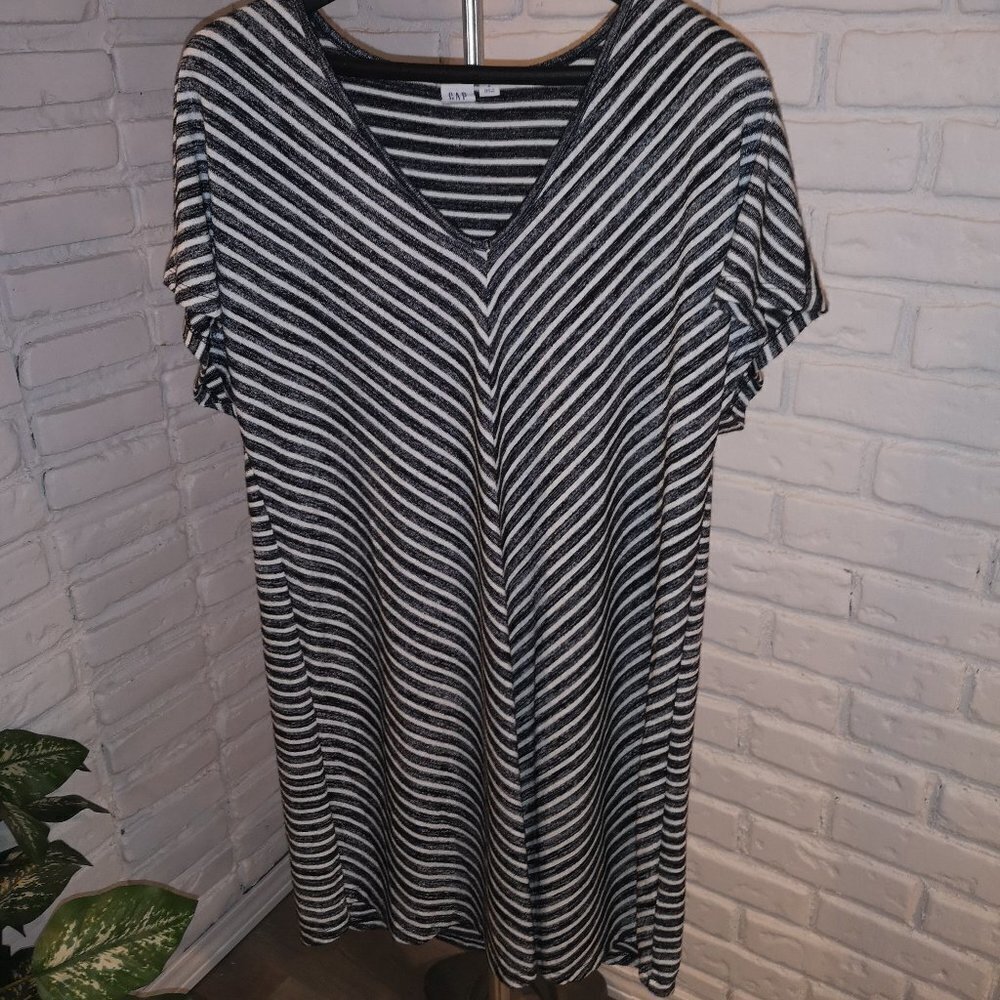 Gap Ladies Size Small Cap Sleeves Black & White Striped Loose Fit V-neck Dress